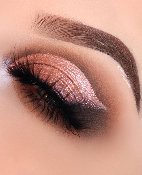 Latest Eye Makeup Trends You Should Try in 2021 : Shimmery Neural Rose Gold Eye Shadow Look