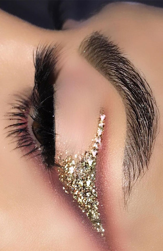 Latest Eye Makeup Trends You Should Try In 2021 : Glitter wing 