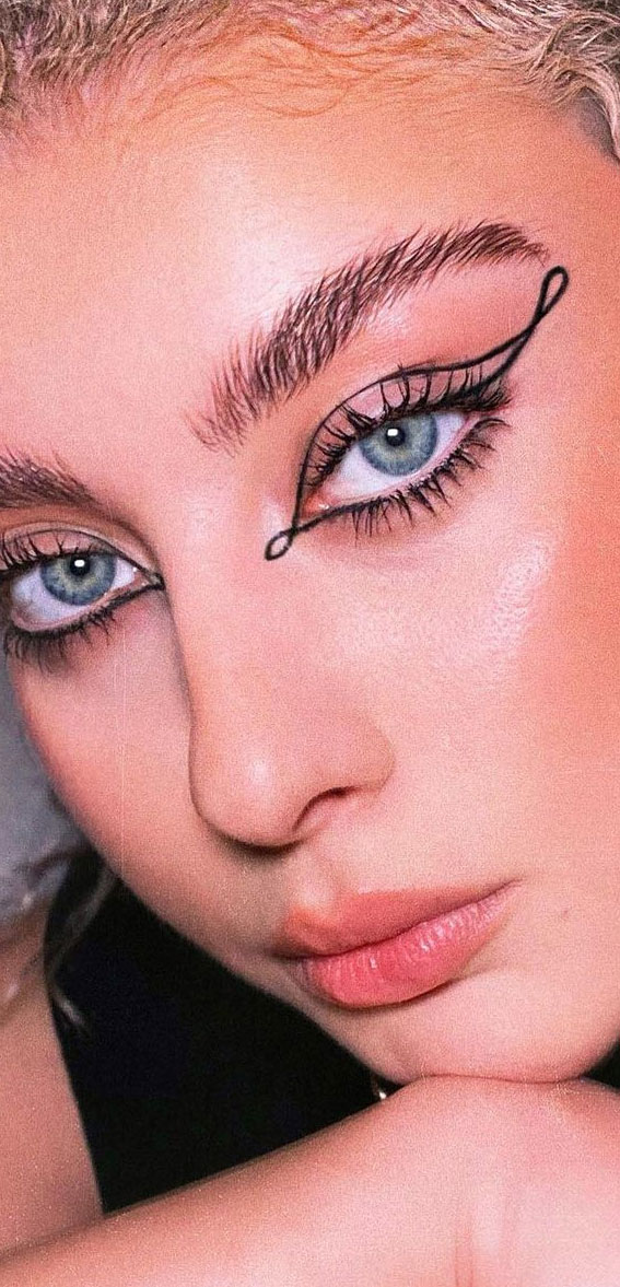 Latest Eye Makeup Trends You Should Try In 2021 : Infinite Graphic Look