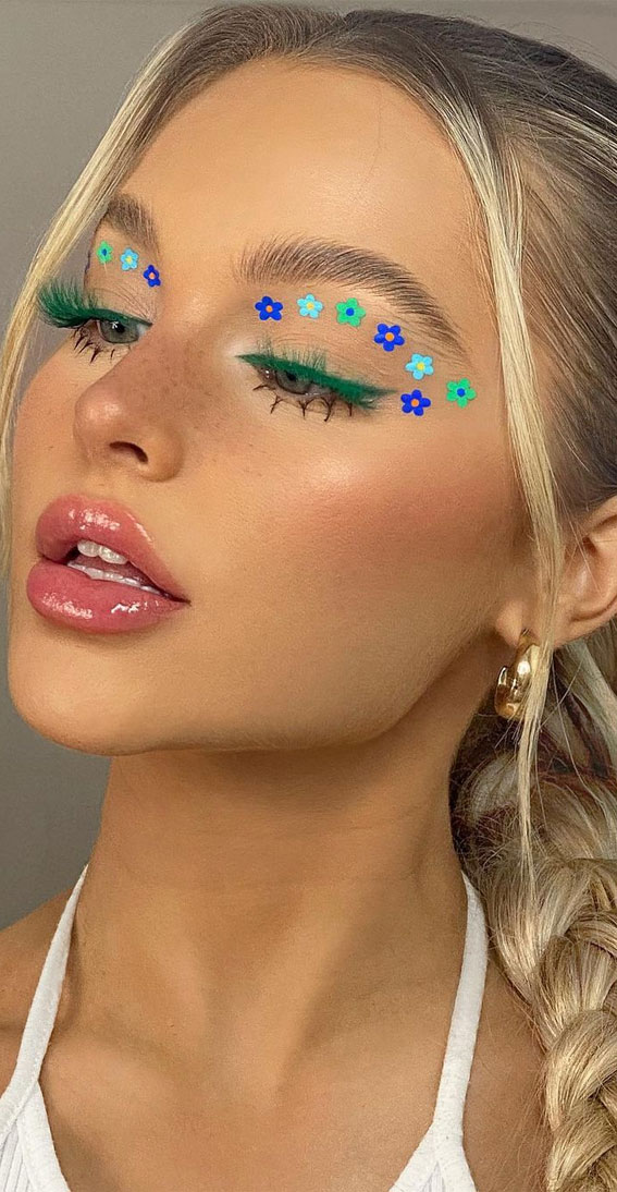 Latest Eye Makeup Trends You Should Try In 2021 : Cool Tones in Blue Green Flower