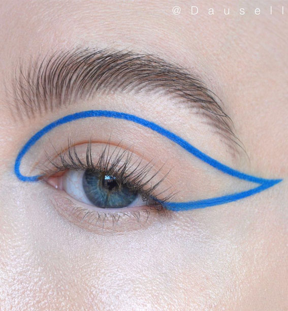 Latest Eye Makeup Trends You Should Try In 2021 : Amazing Cobalt Blue Graphic Line