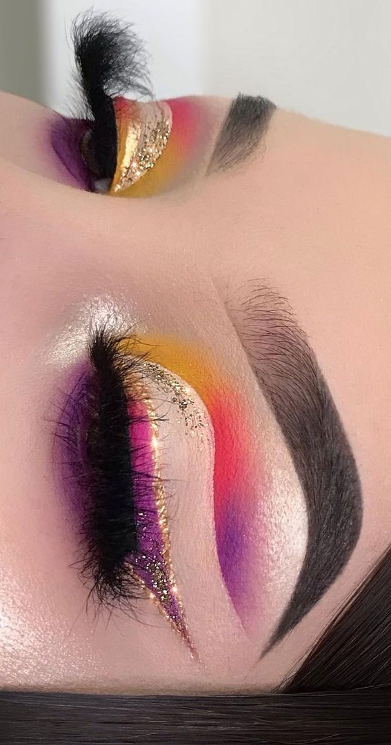 Latest Eye Makeup Trends You Should Try In 2021 : Pressed glitter champagne on purple