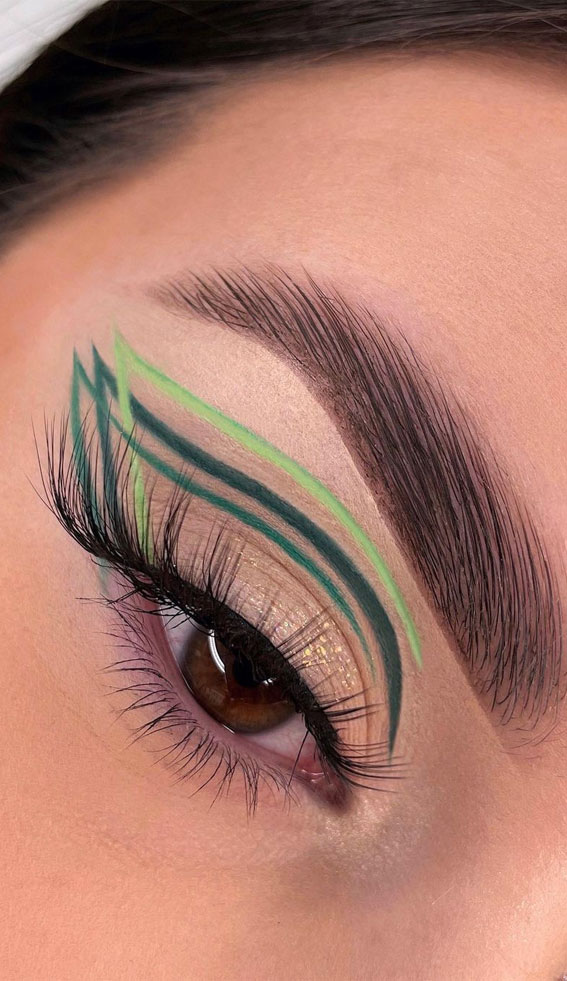 Latest Eye Makeup Trends You Should Try In 2021 : Shades of green eye makeup look