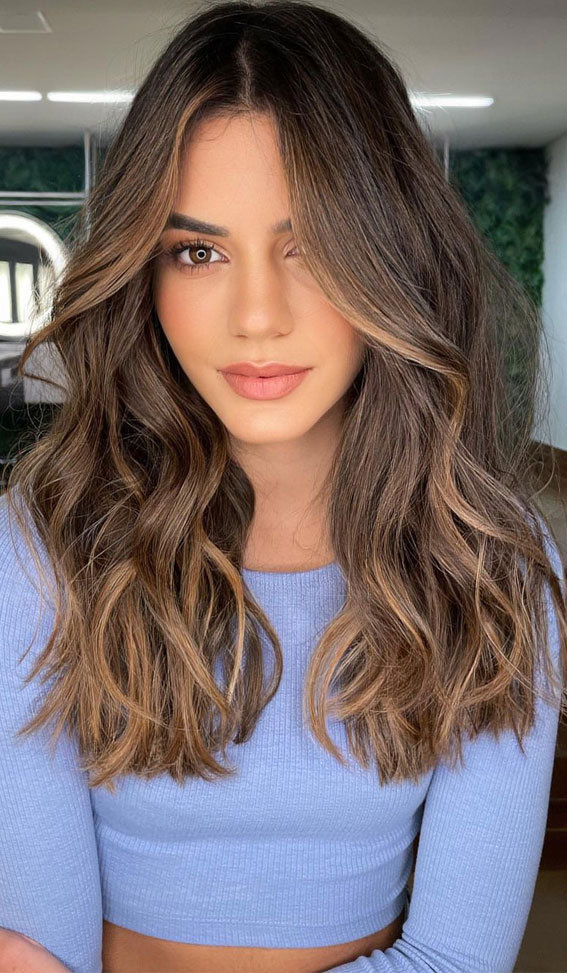 brown with blonde highlights, summer hair color , beach blonde hair, dirty blonde hair color , hair color with highlights and lowlights, summer hair color ideas 2021, summer hair color trends 2021