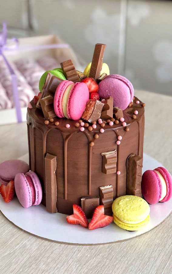 39 Cake design Ideas 2021 : Chocolate Cake with Pink Macarons