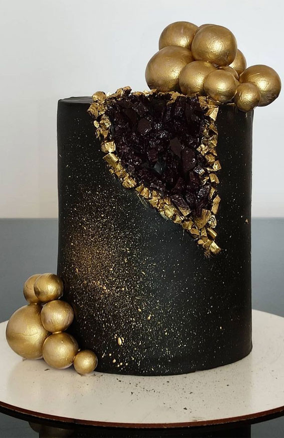 Black Cakes That Tastes As Good As It Looks Black And Gold Geode Cake