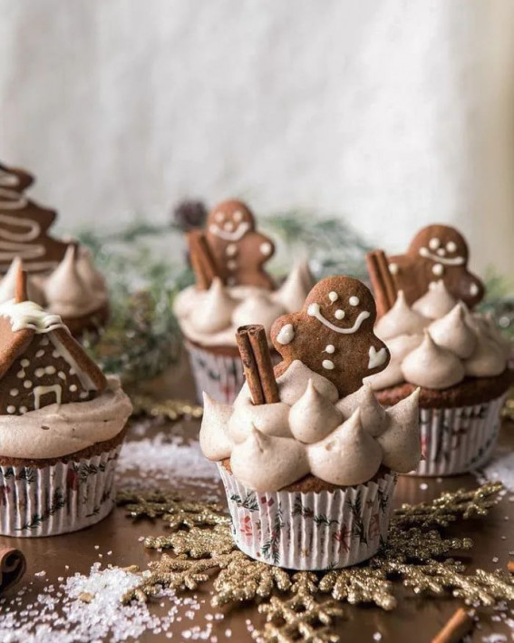 25 Christmas Cupcakes To Help You Throw a Festive Celebration : Cupcake Topped with Gingerbread Man
