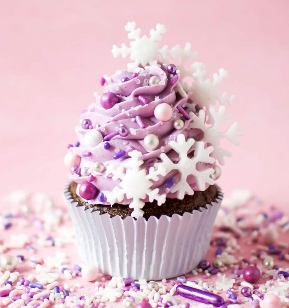 25 Christmas Cupcakes To Help You Throw a Festive Celebration : Cascading Snowflake Cupcakes