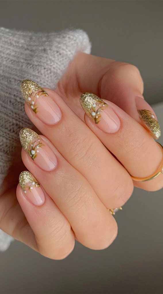 The 39 Prettiest Christmas & Holiday Nails : Gold Glitter and Mistletoe Tips