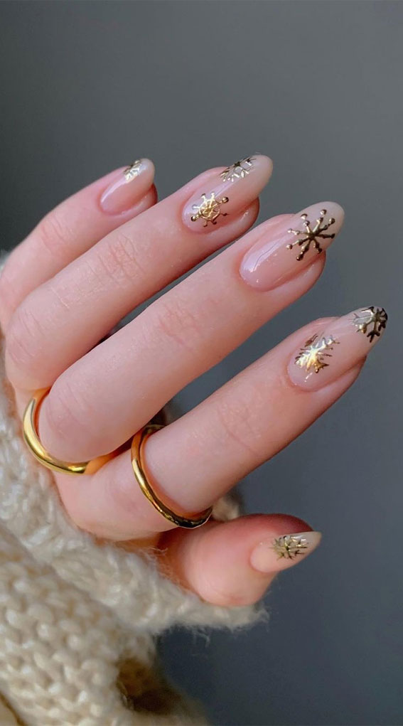 The 39 Prettiest Christmas & Holiday Nails : Gold Snowflake Natural Gel Nails