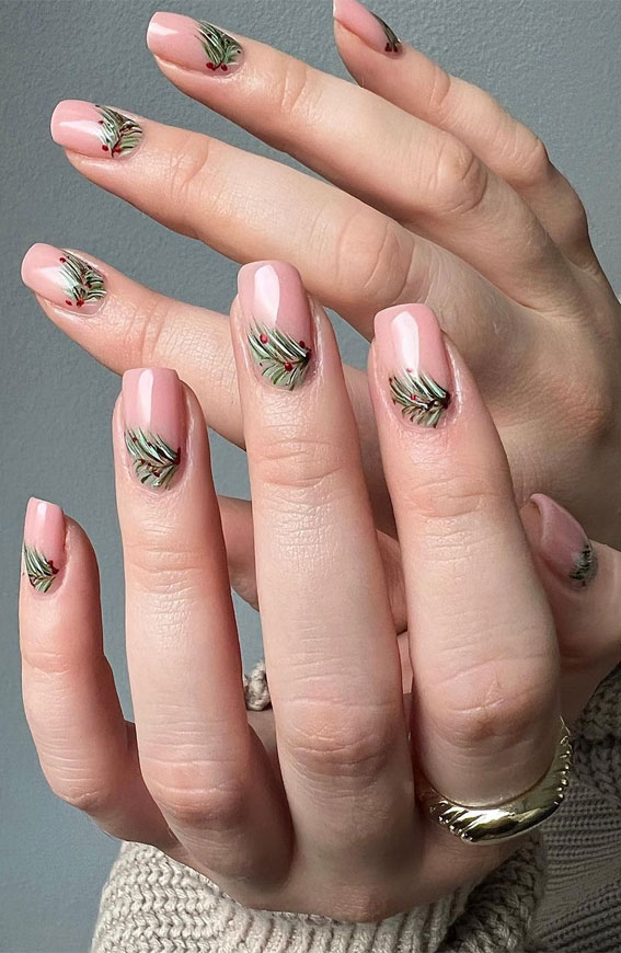 The 39 Prettiest Christmas & Holiday Nails : Festive Garland Nails