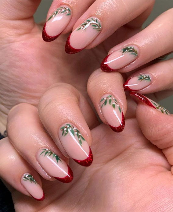 The 39 Prettiest Christmas & Holiday Nails : Mistletoe sparkle tips
