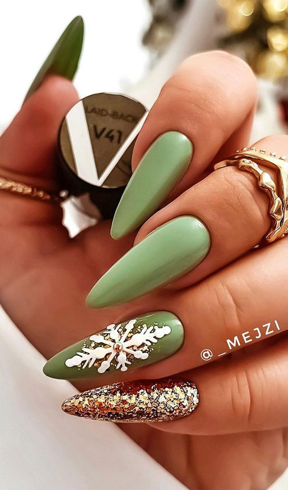 The 39 Prettiest Christmas & Holiday Nails : Green and Glitter Festive Nails