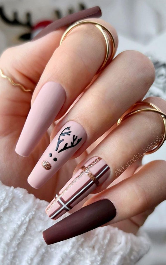 The 39 Prettiest Christmas & Holiday Nails : Reindeer Pink and Plum Festive Nails