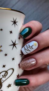 40 Festive Christmas and Holiday Nails 2021 : Green and Glitter Festive ...