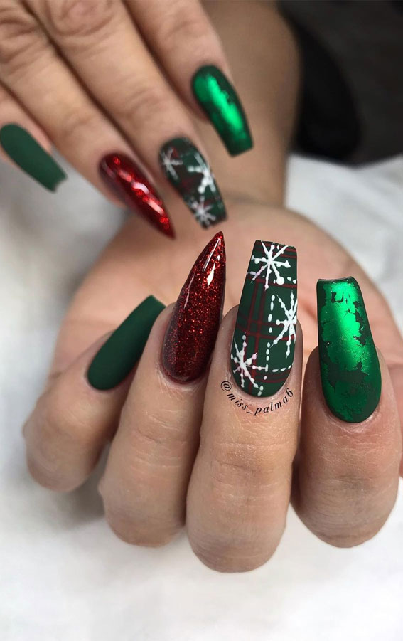 green and red christmas nails, christmas nail designs 2021, christmas nails, christmas nail ideas 2021, festive nails, holiday nails 2021, winter nail trends 2021