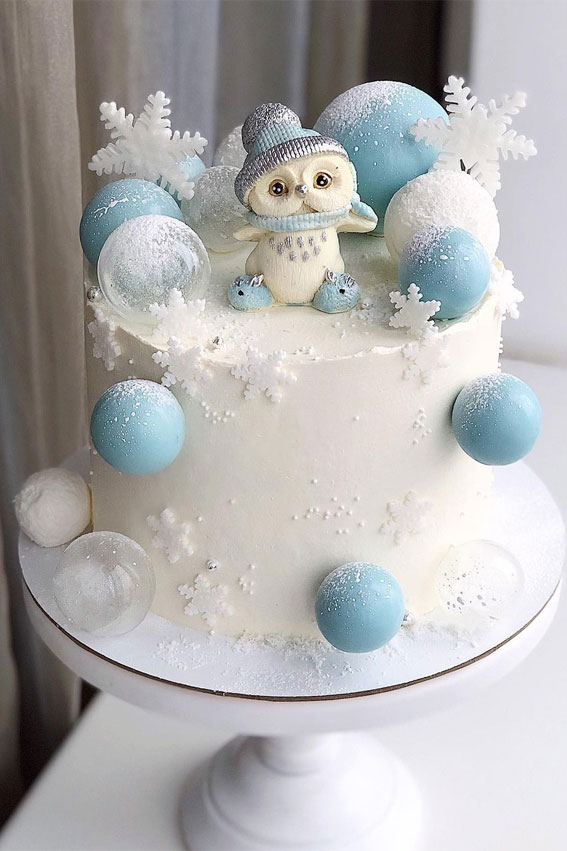 25 Winter Cakes For Your Holiday Festive : Winter Cake Topped with Blue and White Balls
