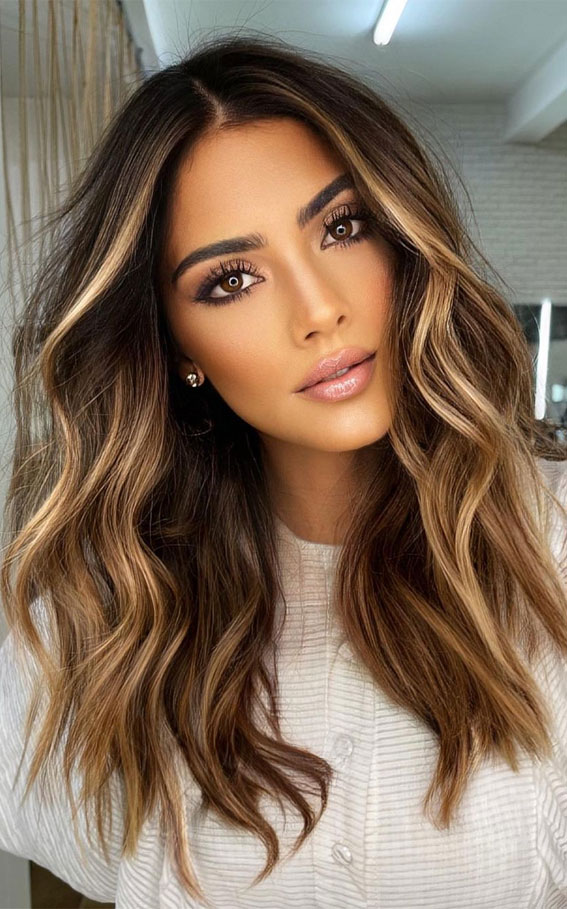 dark chocolate with honey blonde highlights, winter hair color trends 2021, winter hair colors for brunettes, winter hair colors 2022, winter hair colors for brown skin, winter hair colors for short hair, blonde winter hair, winter hair colors for pale skin, winter hair colors for blondes
