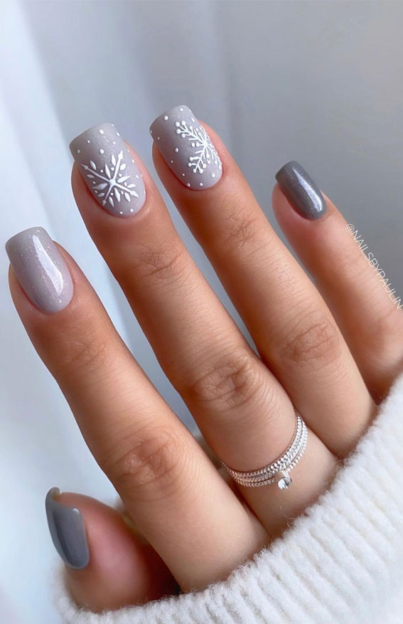 The 39 Prettiest Christmas & Holiday Nails : Minimal snowflake grey nails