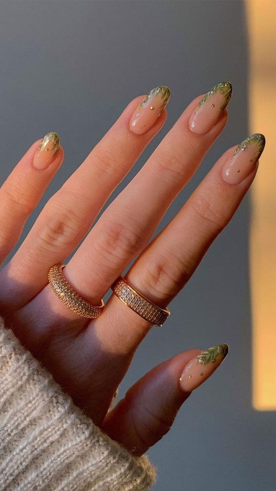 27 Best Holiday Nail Art Designs : Garlands with some subtle sparkle