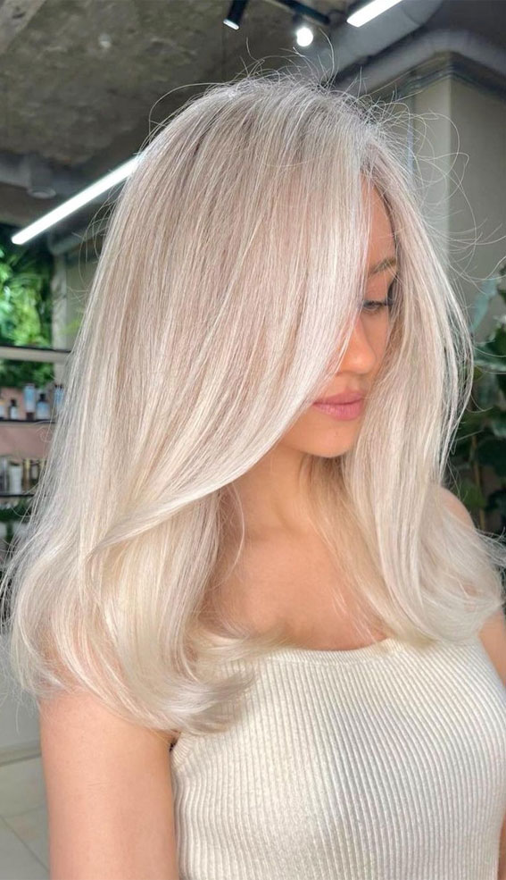 light blonde hair, blonde hair color, blonde hair color trends 2022, low maintenance blonde, honey blonde, strawberry blonde