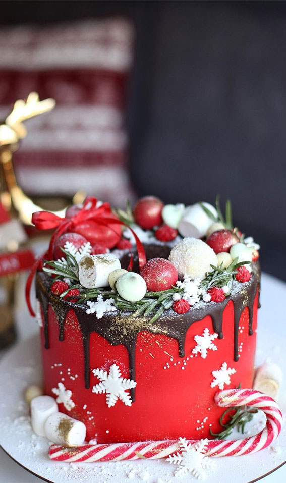 22 Scrumptious Festive Cakes for Celebrating the Holidays : Red Christmas Cake