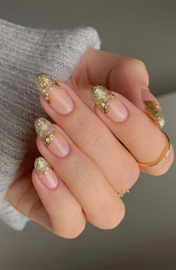 30 Glitter Nails To Bright Up The Season : Mistletoe and Glitter Tip Nails