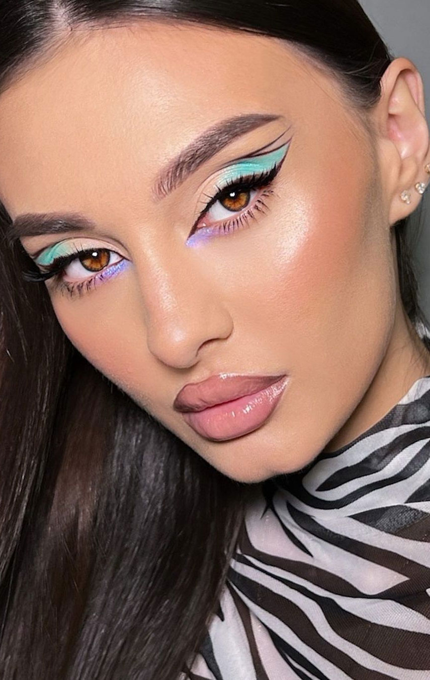 mint and graphic line makeup, makeup trends 2022, runway makeup trends 2022, spring 2022 makeup trends, runway makeup artist, beauty trends 2022, spring makeup looks 2022, makeup trends 2022 spring, eyeshadow makeup trends 2022