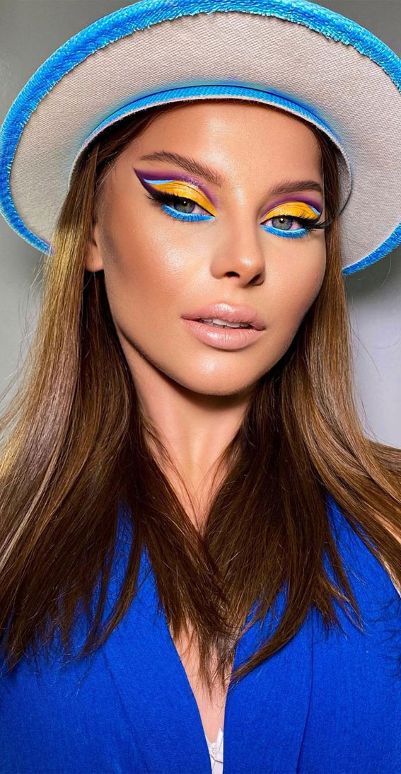 30 Spring Makeup Trends 2022 : Blue and Yellow Merrigold Eyeshadow