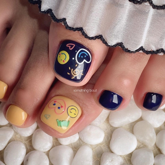 25 Pretty Pedicure Designs & Trends 2022 : Smiley Face Pedicure