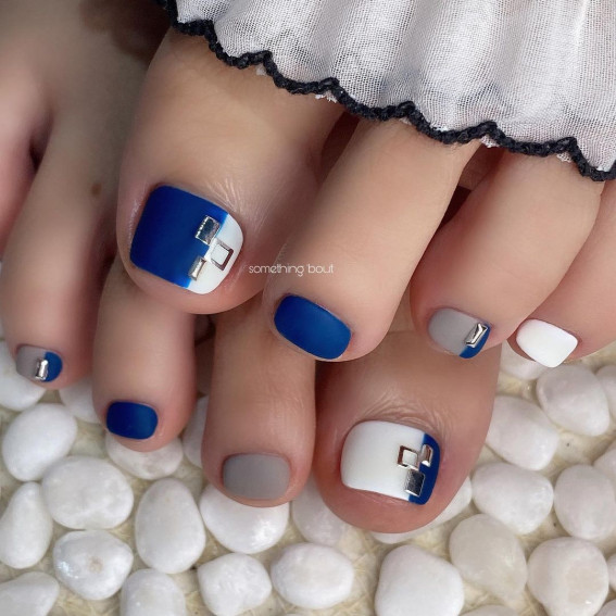 25 Pretty Pedicure Designs & Trends 2022 : Bright Blue and White Pedicure