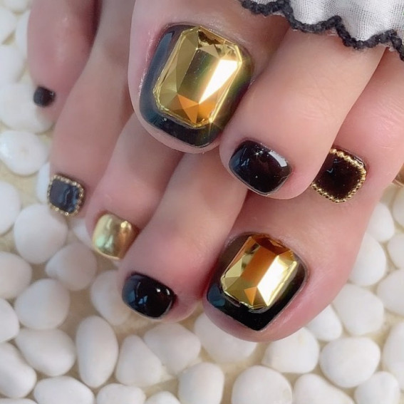 25 Pretty Pedicure Designs & Trends 2022 : 3D Gold and Black Pedicure