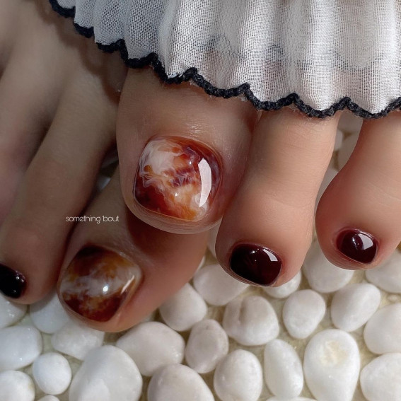 25 Pretty Pedicure Designs & Trends 2022 : Brown Marble Pedicure