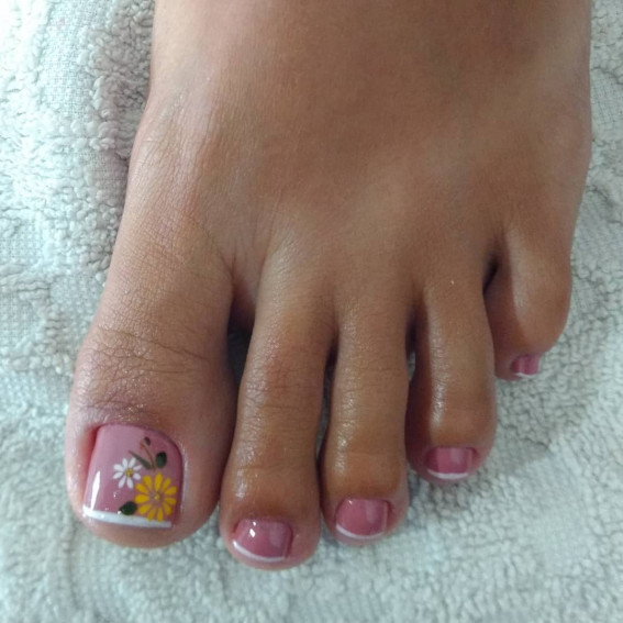 25 Pretty Pedicure Designs & Trends 2022 : Flower Pedicure Design