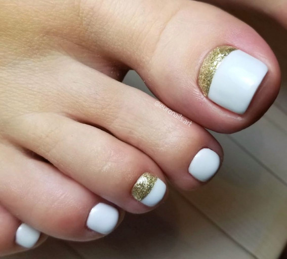 25 Pretty Pedicure Designs & Trends 2022 : Glitter and White Pedicure