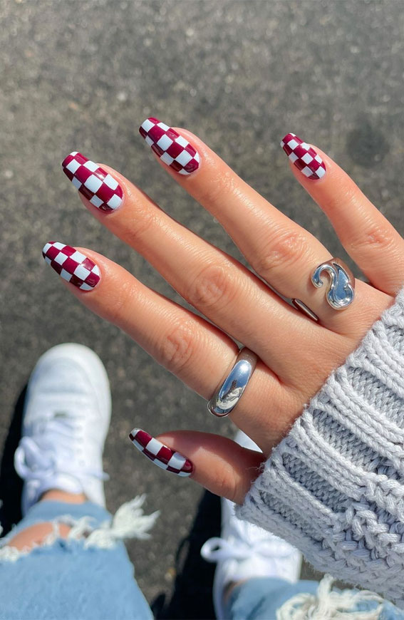 burgundy checkered nails, checkered nails, summer nails, fall nails 2022, nail trends 2022