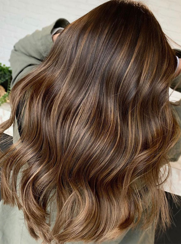 beautiful golden brown hair, layered hair cut with curtain bangs, hair color trends 2022, brunette hair color ideas, golden brown highlights