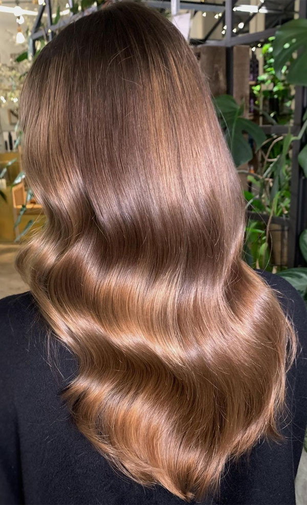 beautiful golden brown hair, layered hair cut with curtain bangs, hair color trends 2022, brunette hair color ideas, golden brown highlights