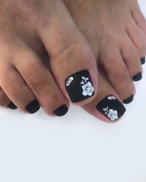 45 Pretty Toe Nails To Try In 2022 : White Flower Black Colour Pedicure
