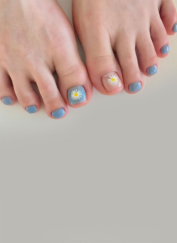 45 Pretty Toe Nails To Try In 2022 : Daisy Pedicure Design