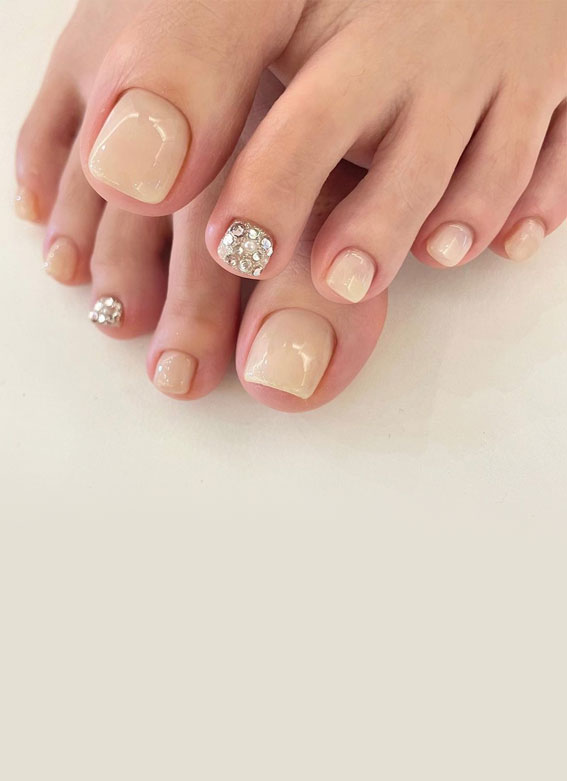 45 Pretty Toe Nails To Try In 2022 : Jewel & Nude Toe Nails