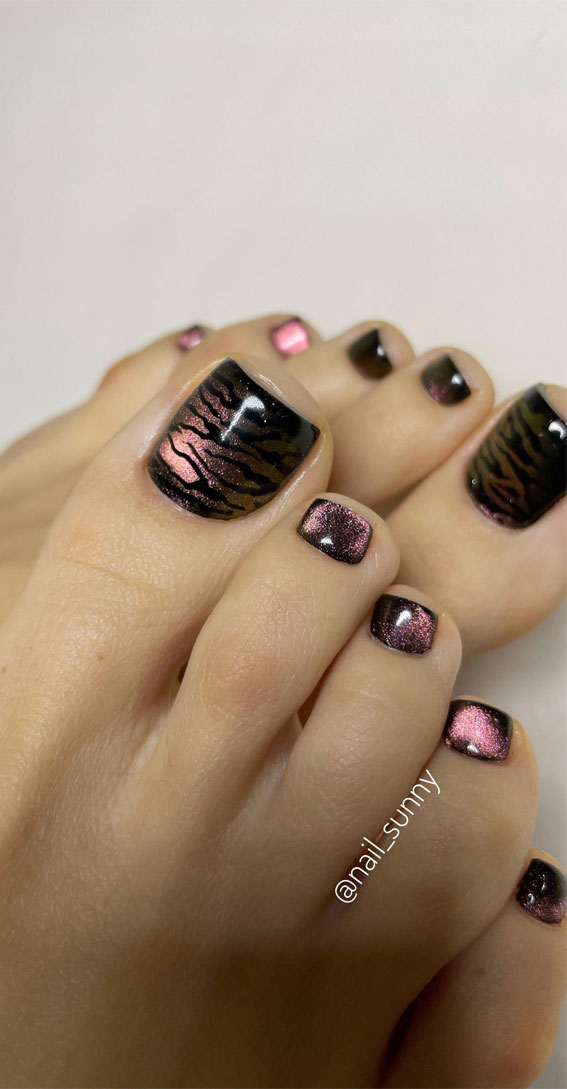45 Pretty Toe Nails To Try In 2022 : Pedicure With Chrome Effect