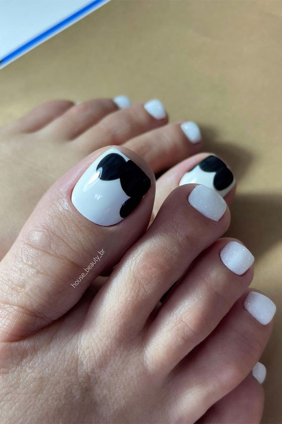 45 Pretty Toe Nails To Try In 2022 : Mickey Mouse Silhouette