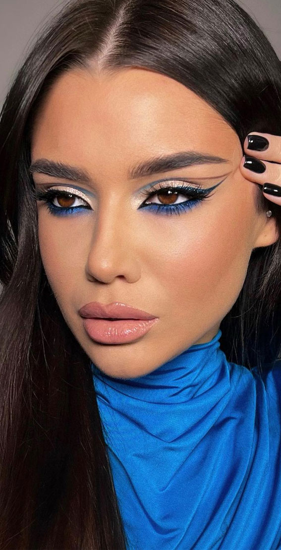 42 Summer Makeup Trends & Ideas To Look Out : Blue & Glitter Eyeshadow & Graphic Liner
