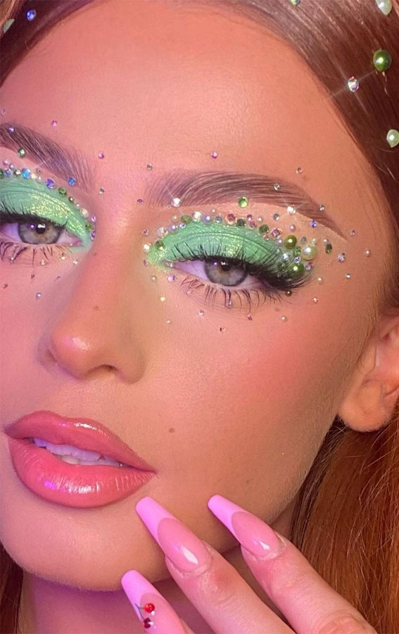 42 Summer Makeup Trends & Ideas To Look Out : Green Eyeshadow + Gemstones 