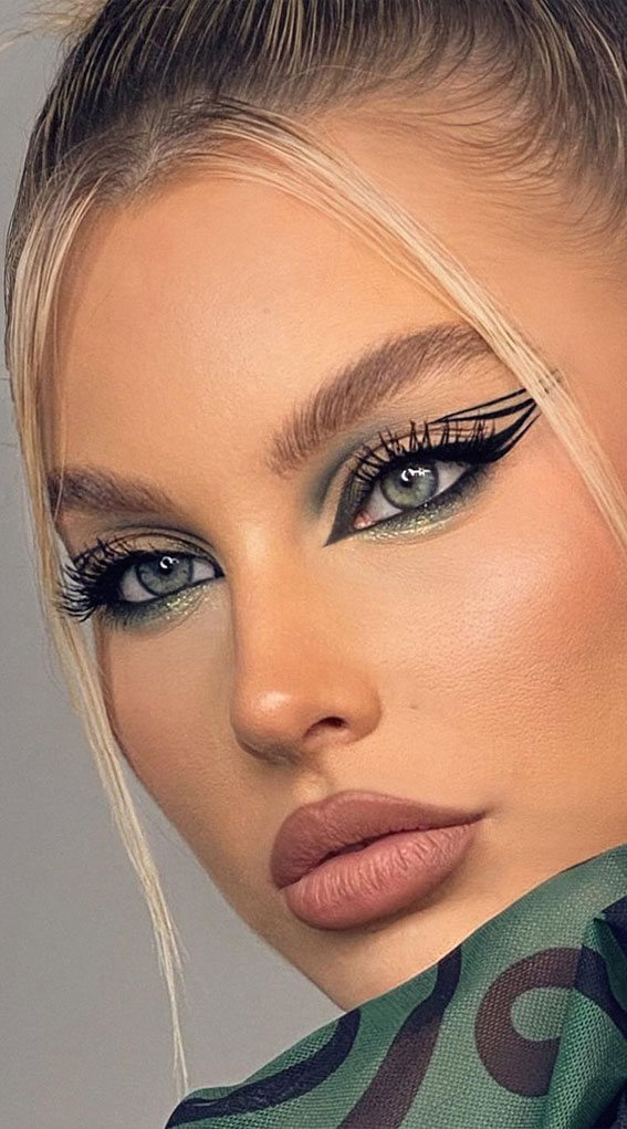 42 Summer Makeup Trends & Ideas To Look Out : Graphic Liner & Greens 