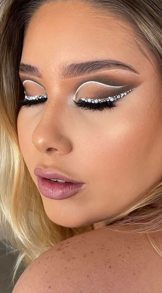 42 Summer Makeup Trends & Ideas To Look Out : Crystal & White Graphic Lines