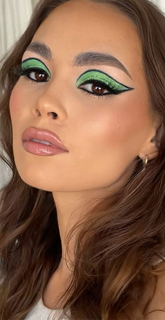 42 Summer Makeup Trends & Ideas To Look Out : Shimmery Green & Graphic Lines
