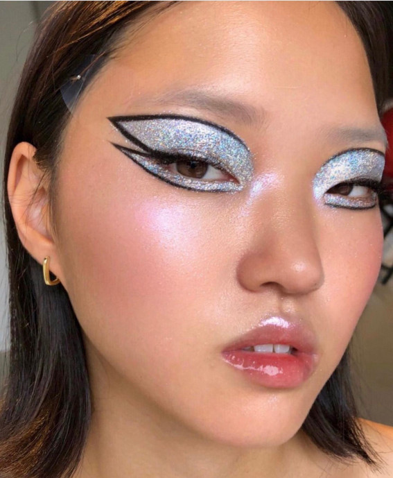47 Cute Makeup Looks to Recreate : Silver Eyeshadow + Graphic Liner
