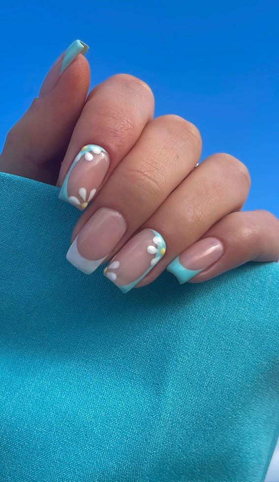40 Trendy Flower Nail Designs That You Should Try : Daisy + Blue and White Colour Combo Nails